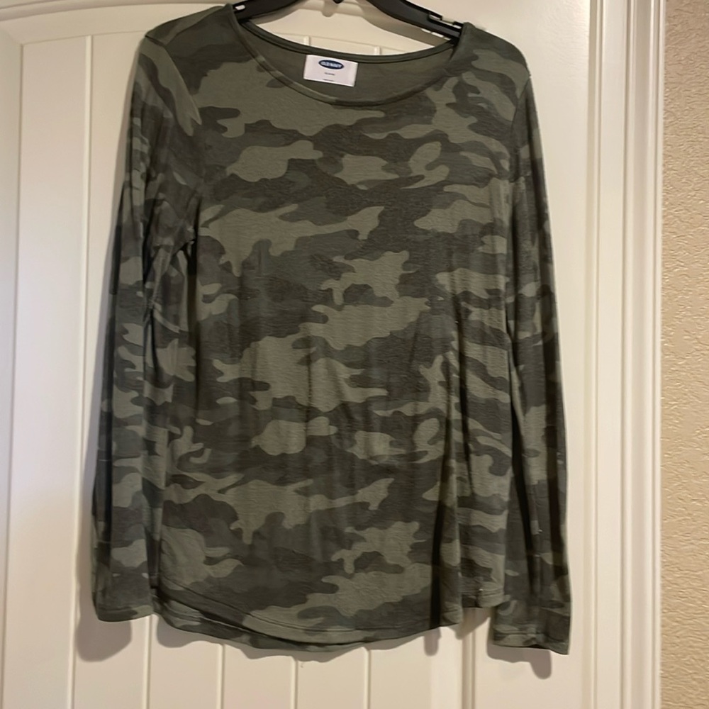Green camo light weight sweater/long sleeved tee.